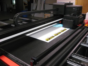 Flatbed printer using UV Cured Inks